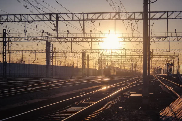 gün batımı toplu taşıma, tren. insan ve yük taşıma aracı. Şehirler ve ülkeler çevresinde seyahat