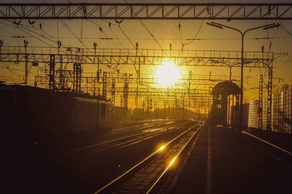 gün batımı toplu taşıma, tren. insan ve yük taşıma aracı. Şehirler ve ülkeler çevresinde seyahat