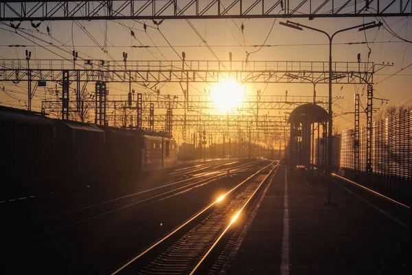 gün batımı toplu taşıma, tren. insan ve yük taşıma aracı. Şehirler ve ülkeler çevresinde seyahat