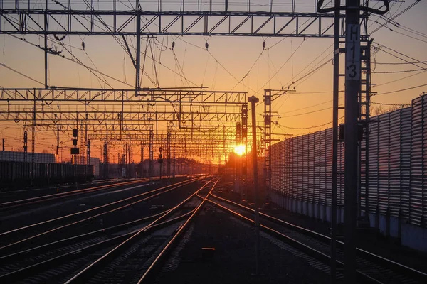 gün batımı toplu taşıma, tren. insan ve yük taşıma aracı. Şehirler ve ülkeler çevresinde seyahat