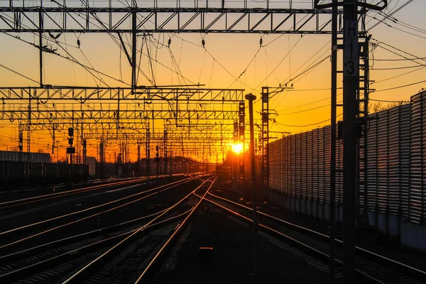 gün batımı toplu taşıma, tren. insan ve yük taşıma aracı. Şehirler ve ülkeler çevresinde seyahat