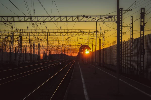 gün batımı toplu taşıma, tren. insan ve yük taşıma aracı. Şehirler ve ülkeler çevresinde seyahat