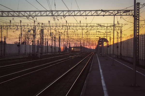 gün batımı toplu taşıma, tren. insan ve yük taşıma aracı. Şehirler ve ülkeler çevresinde seyahat