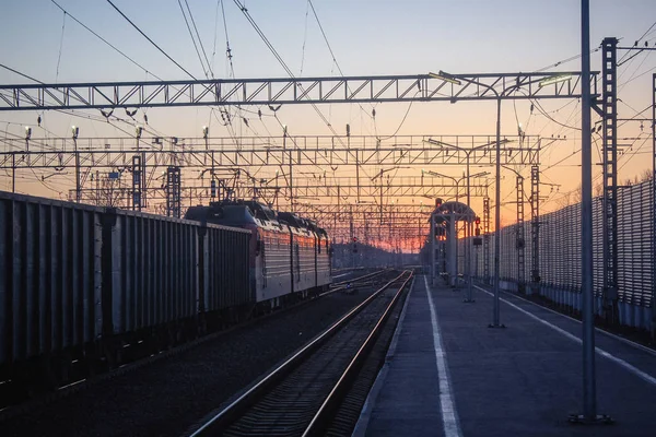 gün batımı toplu taşıma, tren. insan ve yük taşıma aracı. Şehirler ve ülkeler çevresinde seyahat