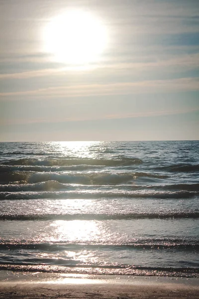 Bay denizin üzerinde yaz günbatımı. Akşam yaz. Deniz on Sunset. Dalgalar ve gökyüzü. Dinlenmek ve seyahat. Relax arka plan