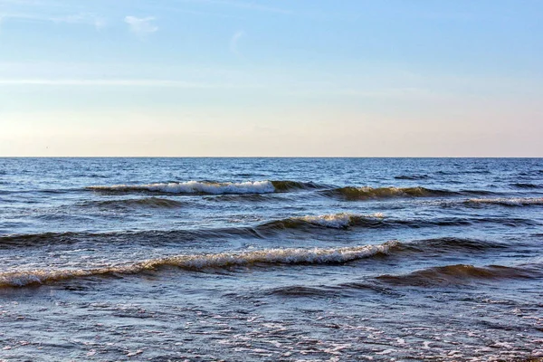 Bay denizin üzerinde yaz günbatımı. Akşam yaz. Deniz on Sunset. Dalgalar ve gökyüzü. Dinlenmek ve seyahat. Relax arka plan