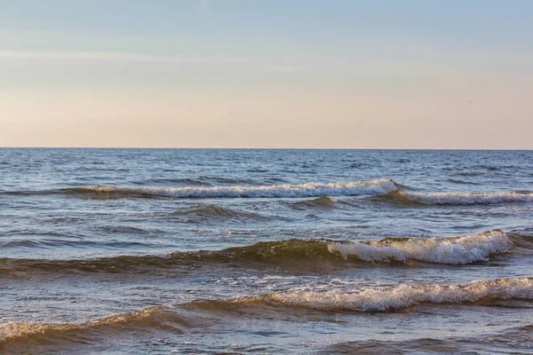 Bay denizin üzerinde yaz günbatımı. Akşam yaz. Deniz on Sunset. Dalgalar ve gökyüzü. Dinlenmek ve seyahat. Relax arka plan