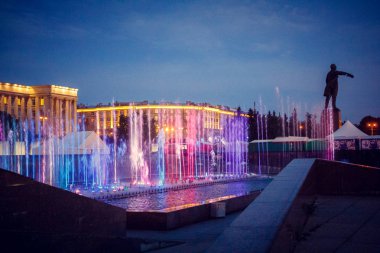 Çeşme aydınlatma akşam görünümünü 