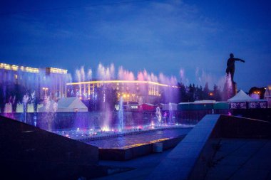 Çeşme aydınlatma akşam görünümünü 