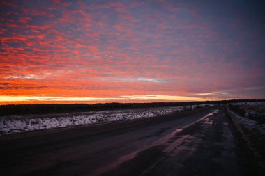 Güzel günbatımı manzara. Turuncu Gökyüzü.