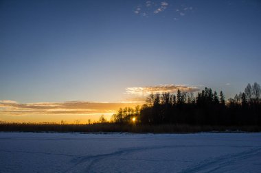 Güzel günbatımı manzara. Turuncu Gökyüzü.