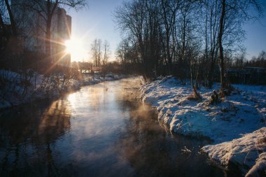 Winter park, yatay bir nehir. Rus manzaralar. Kış sezonu, soğuk sezon. Kar resim