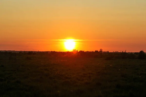 Landschaft Außerhalb Der Stadt Wiese Und Blauer Himmel Sonnenuntergang Über — Stockfoto