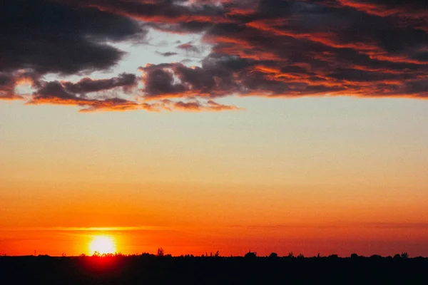 Paisaje Fuera Ciudad Campo Hierba Cielo Azul Puesta Sol Sobre —  Fotos de Stock