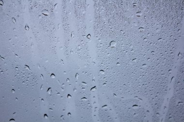 Camına su damlaları. Su arka plan cam akan bırakır. Doku su damlacıkları. Doğal su, ıslak damla