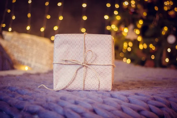 Regali Capodanno Carta Firmata Nastri Luminosi Sono Sotto Albero Natale — Foto Stock