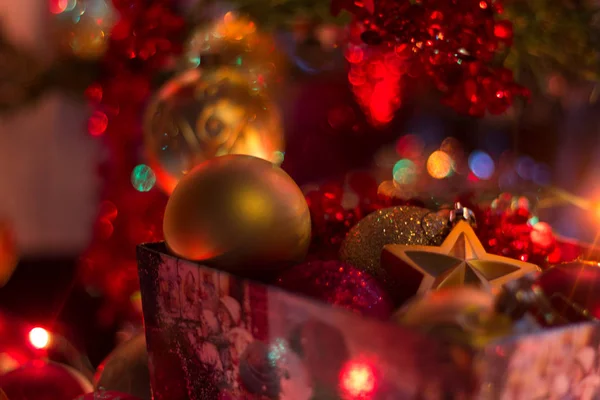 Close Voor Rood Bauble Opknoping Van Een Versierde Kerstboom Retro — Stockfoto