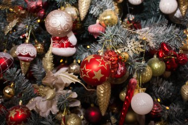 Dekore edilmiş bir Noel ağaca tutunan kırmızı önemsiz şey closeup. Retro filtre efekti. Noel ağacı oyuncaklar. Dekoratif tatil dekorasyon. Noel ağacı süslemeleri. Noel süslemeleri Noel ağacı üzerinde.