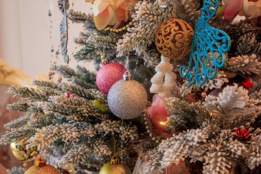 Dekore edilmiş bir Noel ağaca tutunan kırmızı önemsiz şey closeup. Retro filtre efekti. Noel ağacı oyuncaklar. Dekoratif tatil dekorasyon. Noel ağacı süslemeleri. Noel süslemeleri Noel ağacı üzerinde.