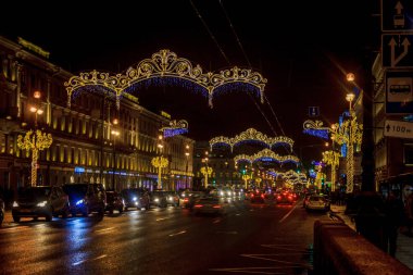 şehir Yeni Yıl ışıkları, akşam manzarası ile dekore edilmiştir. Şenlikli ruh hali