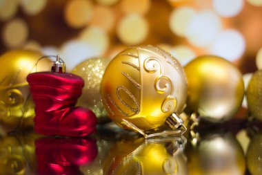 Noel oyuncak bokeh arka plan üzerinde. Tatil dekorasyon. Oyuncaklar Noel ağacı için. Yeni Yılınız Kutlu Olsun. Mutlu Noeller. Dünya tatil. Noel dekorasyon