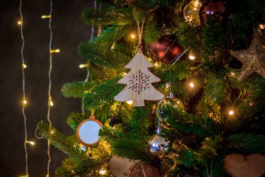 Dekore edilmiş bir Noel ağaca tutunan kırmızı önemsiz şey closeup. Retro filtre efekti. Noel ağacı oyuncaklar. Dekoratif tatil dekorasyon. Noel ağacı süslemeleri. Noel süslemeleri Noel ağacı üzerinde.