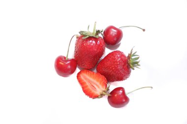 Beyaz arka plan üzerinde izole olgun çilek 