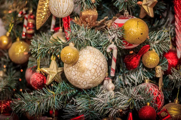 Close Voor Rood Bauble Opknoping Van Een Versierde Kerstboom Retro — Stockfoto