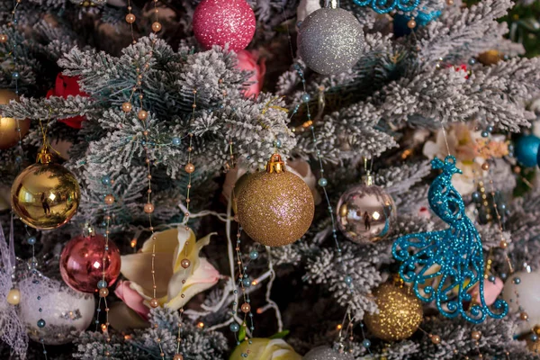 Close Voor Rood Bauble Opknoping Van Een Versierde Kerstboom Retro — Stockfoto