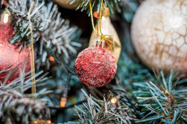 Close Voor Rood Bauble Opknoping Van Een Versierde Kerstboom Retro — Stockfoto