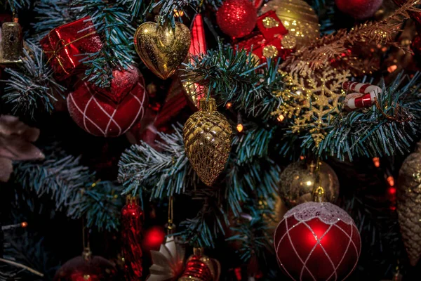Closeup Κόκκινο Στολίδι Κρέμεται Από Ένα Στολισμένο Χριστουγεννιάτικο Δέντρο Εφέ — Φωτογραφία Αρχείου