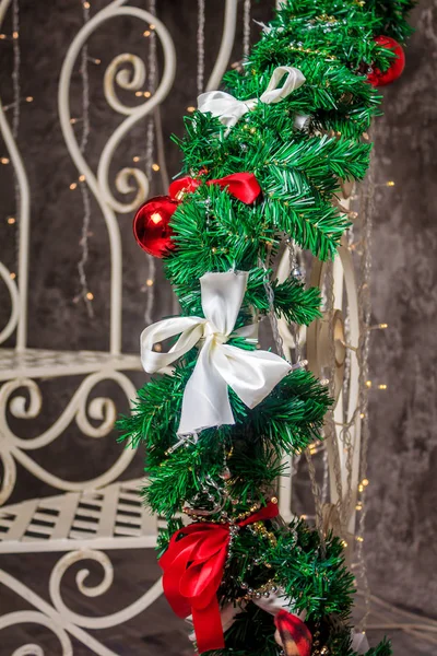 Dekore Edilmiş Bir Noel Ağaca Tutunan Kırmızı Önemsiz Şey Closeup — Stok fotoğraf