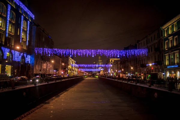 Városra Újévi Lámpával Díszített Esti Kilátással Ünnepi Hangulat — Stock Fotó