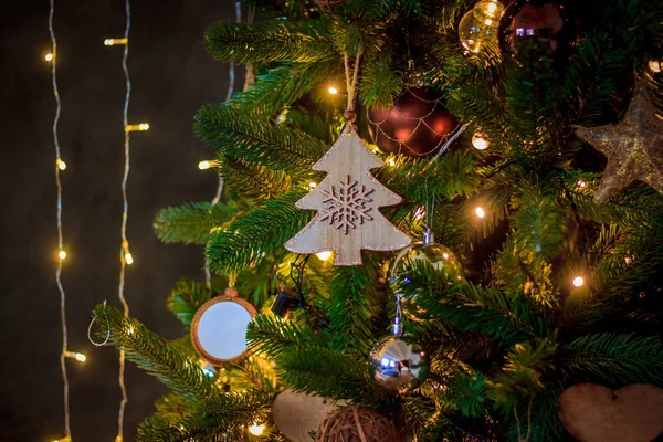 赤い安物の宝石に飾られたクリスマス ツリーからぶら下がってのクローズ アップ レトロなフィルター効果 クリスマスの木のおもちゃ 装飾的な休日の装飾 クリスマス ツリーの装飾 クリスマス ツリーのクリスマスの装飾 — ストック写真