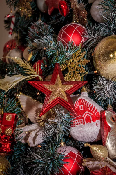 Närbild Röd Julgranskula Hängande Från Dekorerad Julgran Retro Filtereffekten Girlanger — Stockfoto