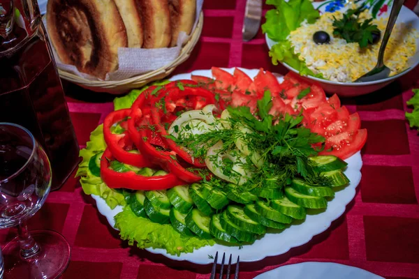 Leckerer Und Schmackhafter Salat Mit Rotem Kaviar — Stockfoto