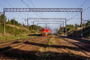 Platformda gelen tren