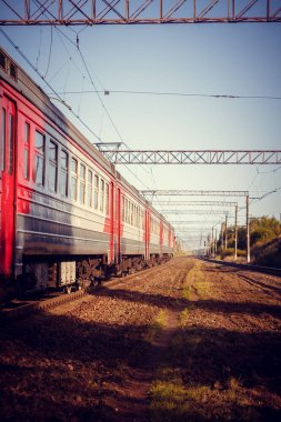 Platformda gelen tren