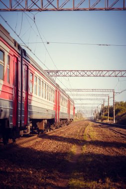 Platformda gelen tren