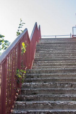 Demiryolu üzerinde yayalar için köprü 