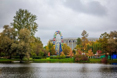 Eğlence Parkı döner mekanizmalar ile görünümünü 