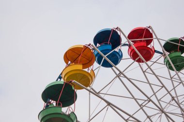 dönme dolap üzerinde gökyüzü arka plan