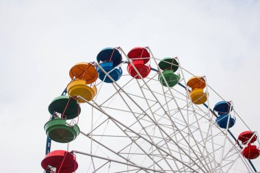 dönme dolap üzerinde gökyüzü arka plan