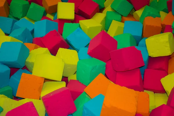 Много Красочных Пластиковых Кубиков — стоковое фото