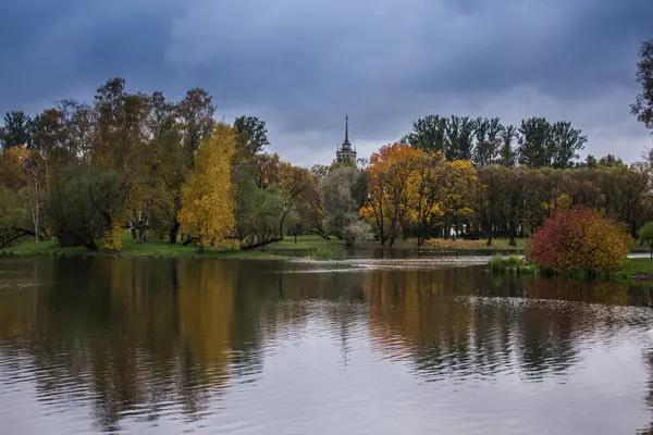 Piękne Jezioro Parku Jesienny Dzień Natura — Zdjęcie stockowe