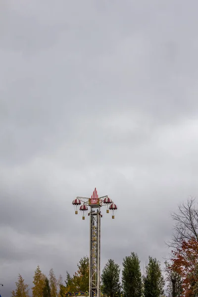 Utsikt Över Nöjespark Med Karuseller — Stockfoto