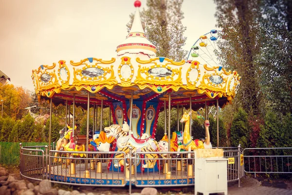 Vista Del Parque Atracciones Con Carruseles — Foto de Stock