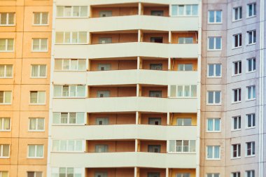 çok katlı bir konutun arkaplan penceresi