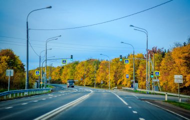 sonbahar sezonunda yolda kamyon 