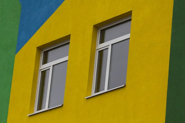 Colorida Casa Parcialmente Vista — Foto de Stock